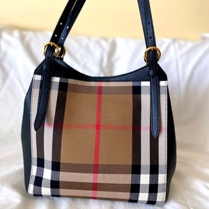 Luxurious and chic Burberry purse, like new!